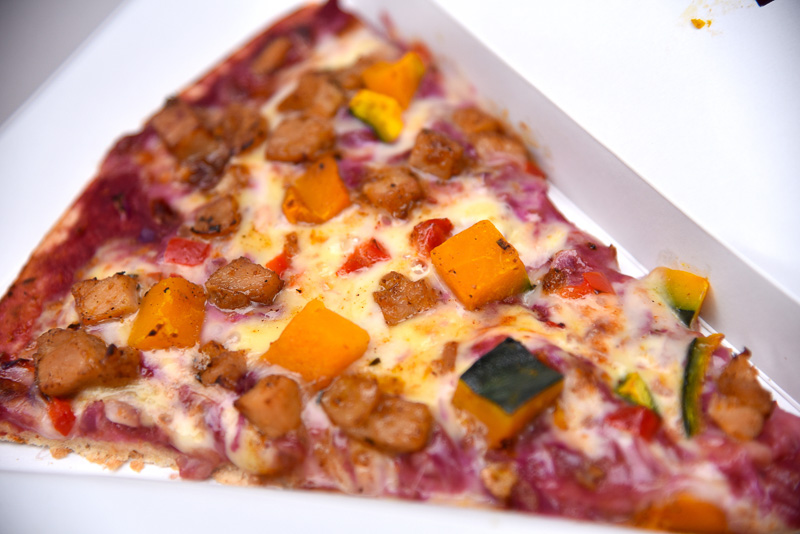 チーズがほどよくとろけており、甘めのかぼちゃと肉厚テリヤキチキンに絡んで至福の味わいに