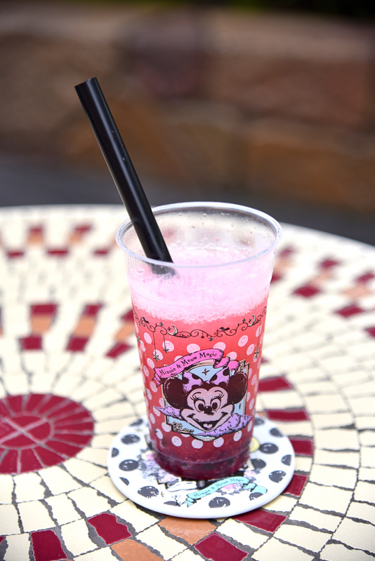 「スパークリングブラックタピオカドリンク（ミックスベリー）、スーベニアコースター付き」（780円）にはスペシャルなコースターも付属する