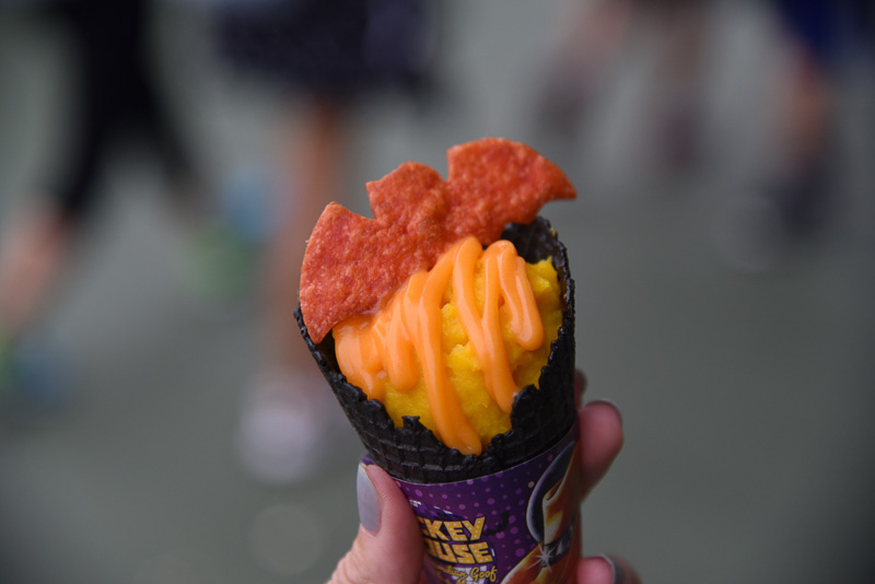 マッシュの上にはレッドチェダーチーズとコウモリシェイプのトルティーヤをトッピング