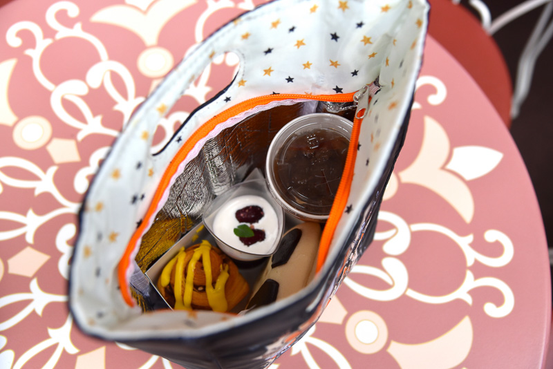 「スペシャルセット」がきっちり入るサイズ感。ジッパーを閉めるとより安定する
