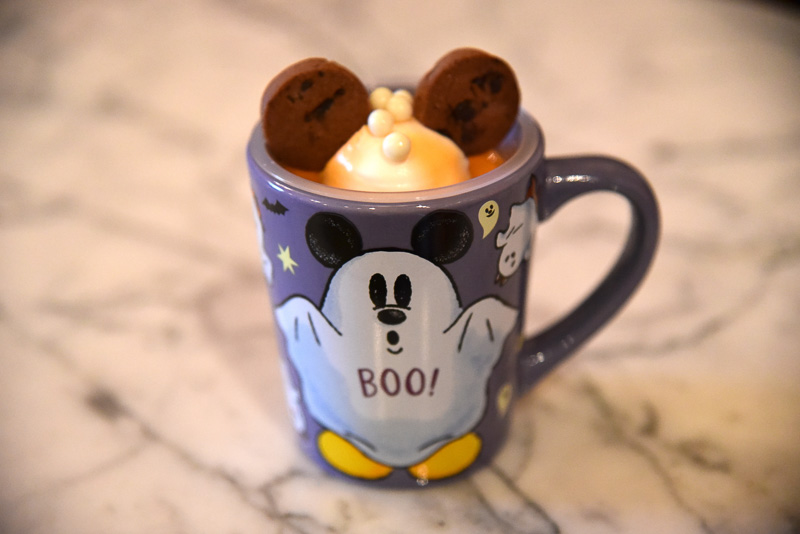 ミッキーマウスのイヤーがかわいい「オレンジ＆ホワイトチョコレートムース、スーベニアカップ付き」（750円）