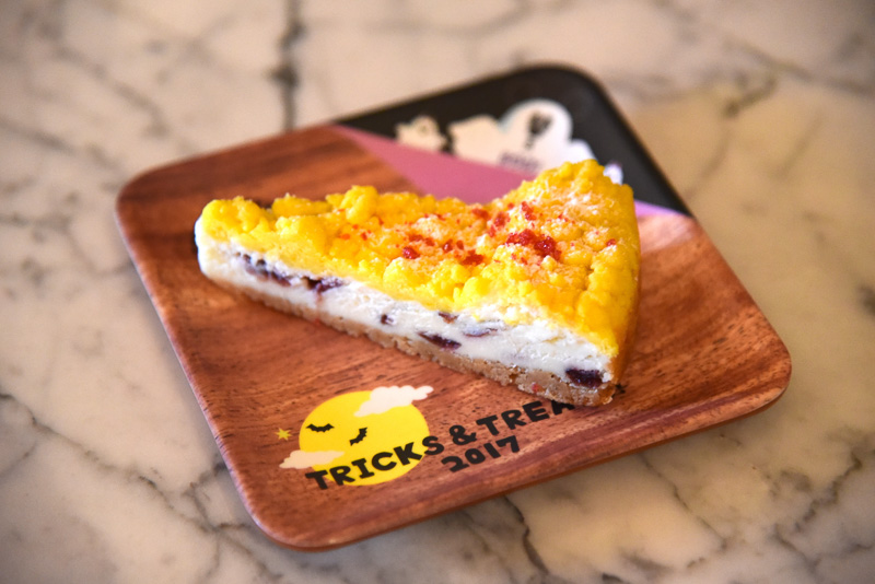 満月のようなカラーリングの「クランベリーチーズケーキ、スーベニアプレート付き」（750円）