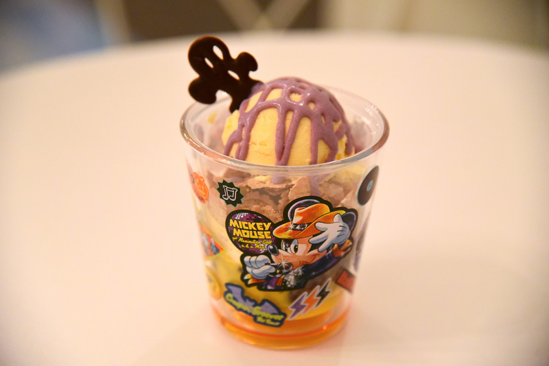 かぼちゃをふんだんに使ったソースやマッシュに紅茶ゼリーなどが何層にも重なった「ハロウィーンサンデー（紅茶ゼリー＆バニラアイスクリーム）、スーベニアカップ付き」（860円）