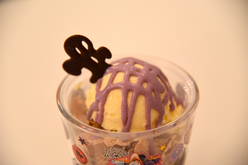 むらさきいもソースとゴーストチョコでちょっぴり怖いながらも一口食べるとその美味しさの虜に