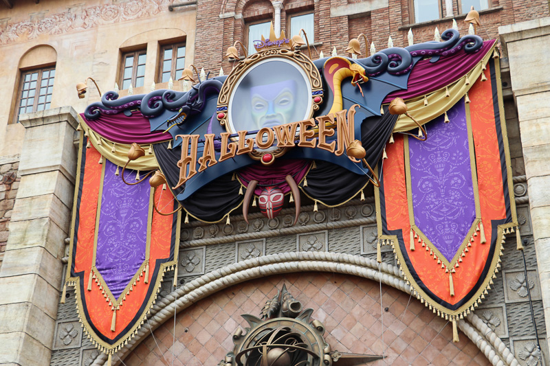 エントランスにはイバラが絡まり、上部はハロウィーンのクールで妖しい飾り付けに