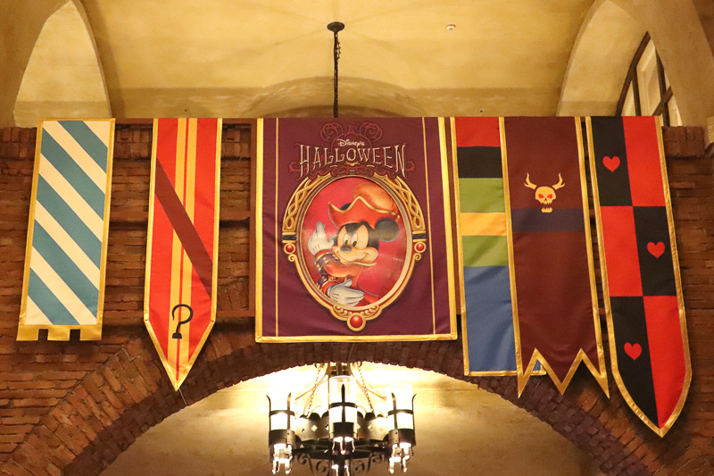 エントランスのアーケードにかかるタペストリーは、角度によって表示が変化