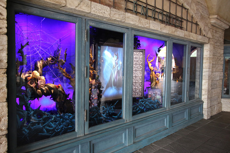 エンポーリオのディスプレイには映像も使われ、見応えがある