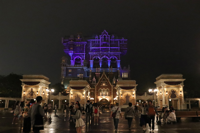 ウォーターフロントパークにはヴィランズたちのシルエットが登場