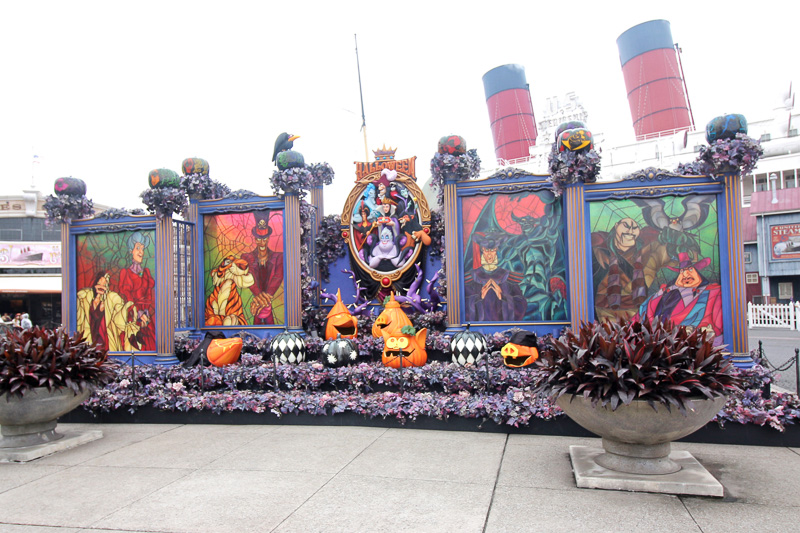 ステンドグラス風のヴィランズたちの豪華なフォトスポットが登場