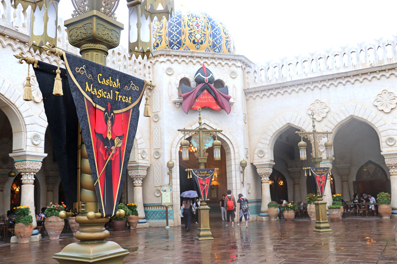 アラビアンコーストの宮殿中庭や内部はジャファーのディスプレイに