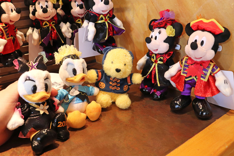 「ぬいぐるみバッジ」（1700円）にはプーさんの「ぬいぐるみバッジ」（1500円）も登場