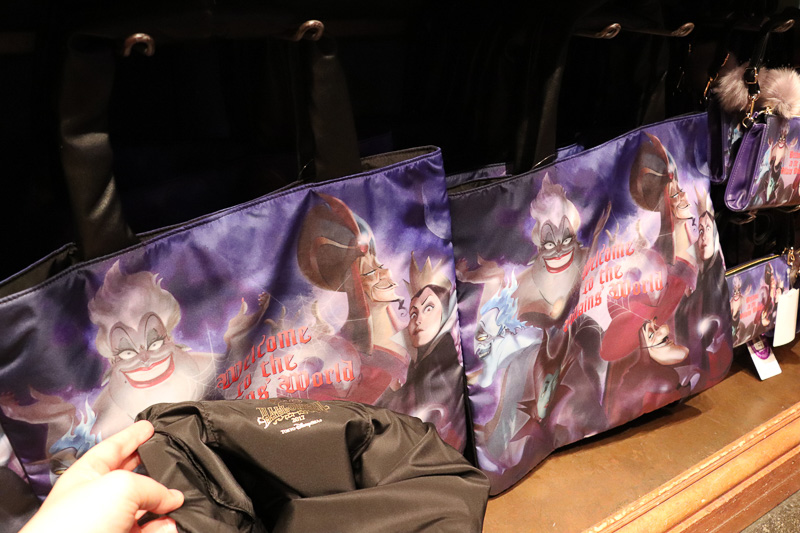 「トートバッグ」（3000円）は高さ約40cm×幅約45cmと大型で軽い。内側は黒の一色