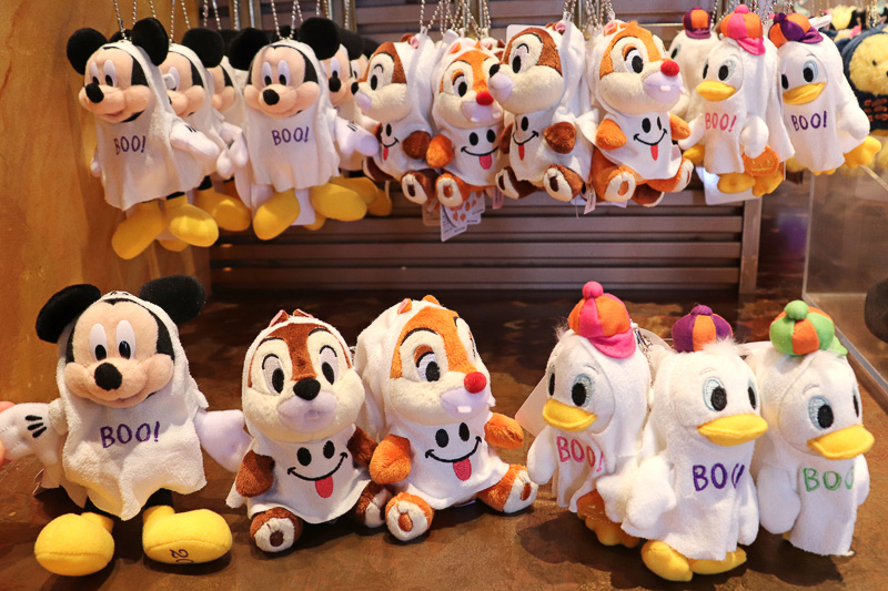 「ぬいぐるみバッジ」（1700円）など定番も揃う