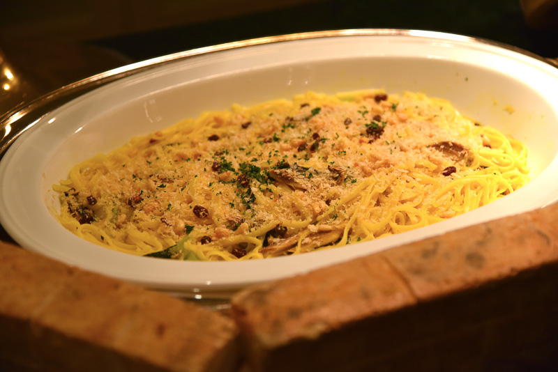 旬の味をパスタ＆シチリア風に楽しめる「サンマと青菜のパスタ」