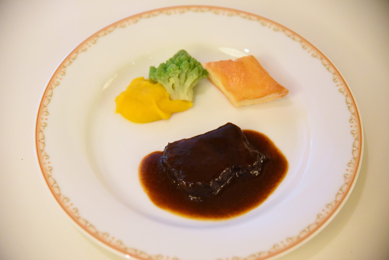 ディナータイム限定の「スペシャリティ」である「牛ほほ肉の赤ワイン煮込み」