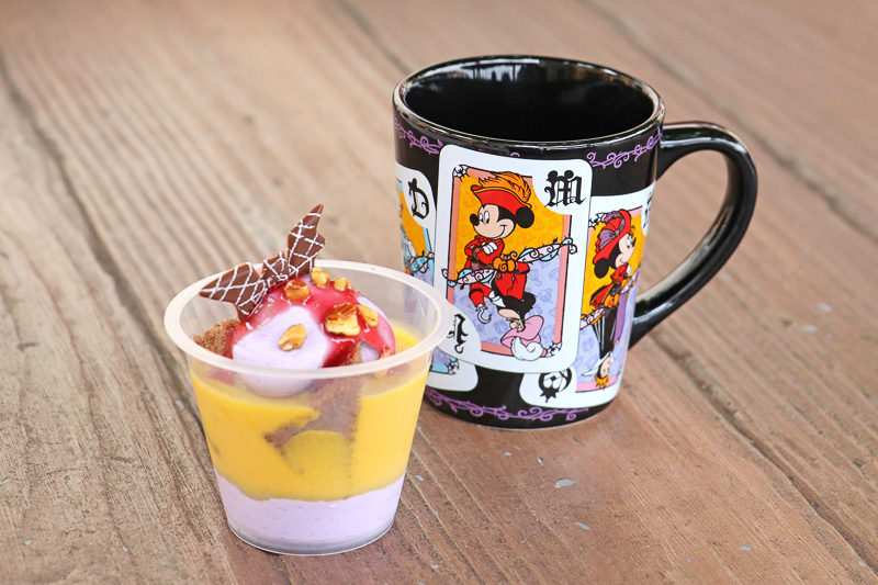 「紫イモとパンプキンのカップデザート、スーベニアカップ付き」（750円）