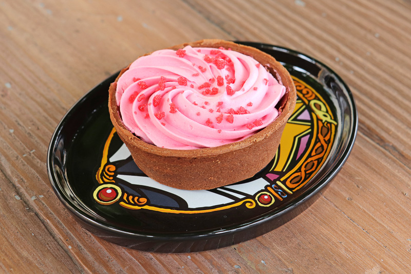 「チョコレートタルト、スーベニアプレート付き」（750円）
