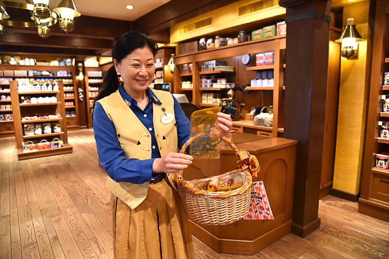 カゴを持ったキャストに声をかけると楽しみ方の説明後に専用バッグが手渡される