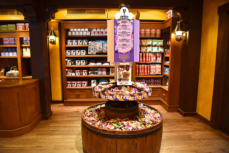 バッグの準備が整ったら、お菓子がこんもり盛られたコーナーへ進もう