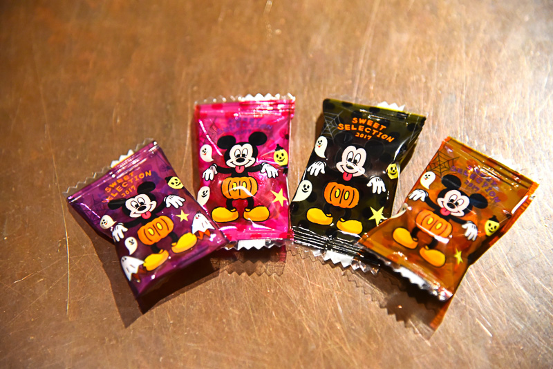 キャンディ（グレープ風味：デザイン4種）には、かぼちゃパンツを履きこなし、みんなを驚かせ中のミッキーマウスの姿が
