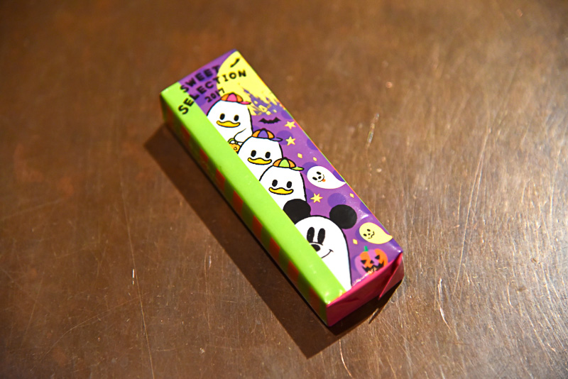 ソフトキャンディ（グリーンアップル味：デザイン1種）は、向こうからこちら側を伺うシーツを被った4キャラクターの眼差しが楽しめる