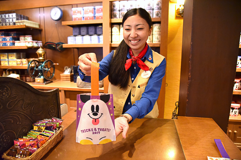 ポーチにお菓子入りのバッグを入れてもらい完成！