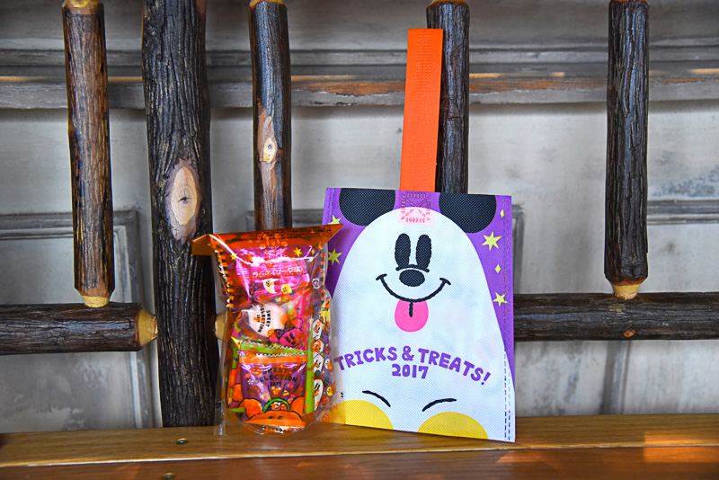 ポーチの中には先ほど詰めたお菓子のバッグがイン