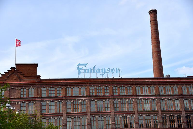 以前の姿そのままにフィンレイソンの社名がアーチ部分に残っている