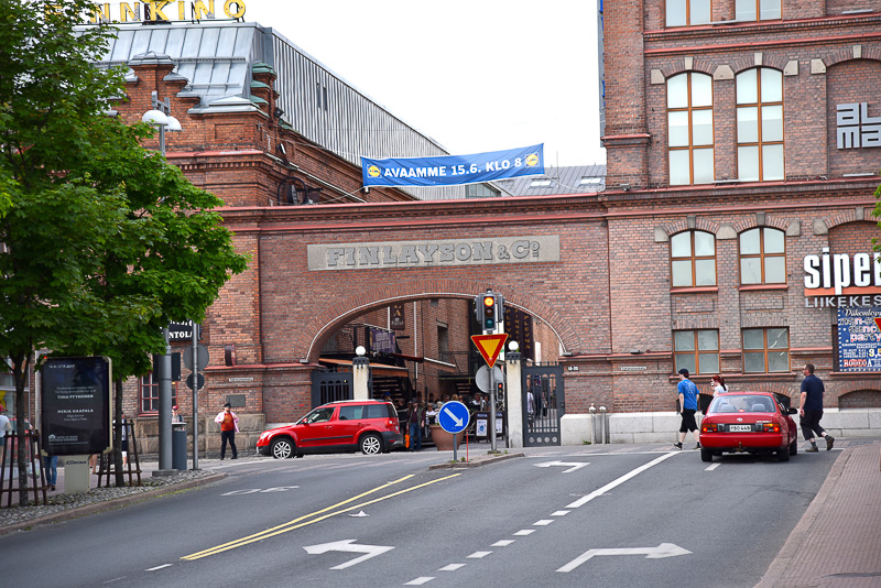 以前の姿そのままにフィンレイソンの社名がアーチ部分に残っている