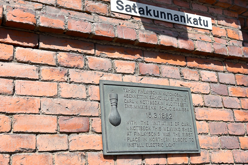 「Finlayson alue」の入口横には、北欧で初めてライトを取り入れた場所を記すメモリアルプレートが掲げられている