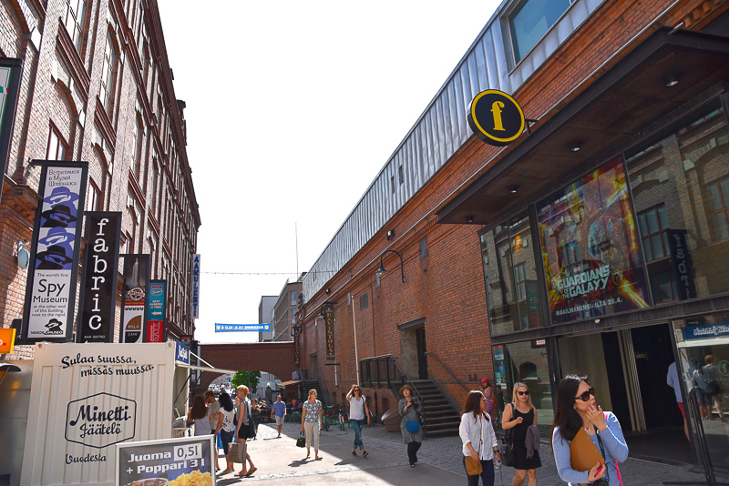 エントランスをくぐると左右にカフェや映画館が並んでいる