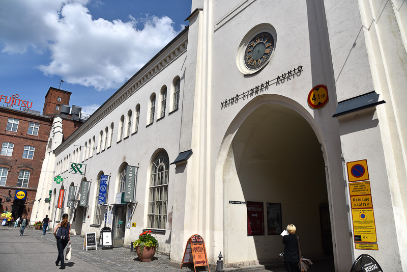 エントランスをくぐると左右にカフェや映画館が並んでいる