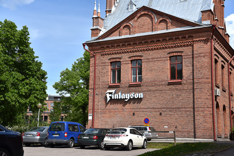 教会をはじめ地区内のあちこちにフィンレイソンの文字が残されている。商業施設のほか、オフィスも複数入居している