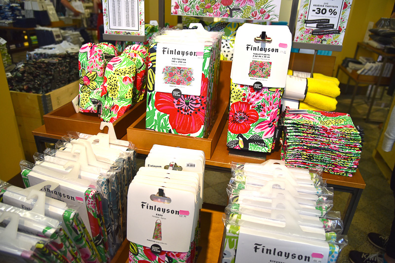 店内は最新コレクションがずらり