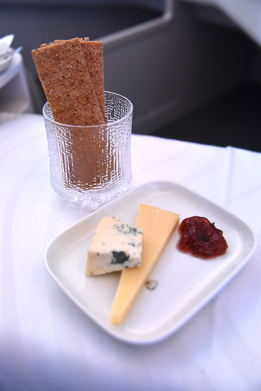 「フィンランドの小さなチーズ工房からのチーズ ペルトランブルーとビーニタルフリ－熟成されたミルクチーズ イチジクのジャム」