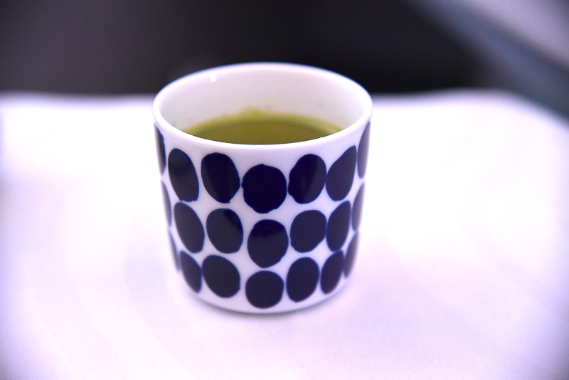 食後の緑茶をお願いしたところ、ちょこんとかわいい湯のみ入りで提供された