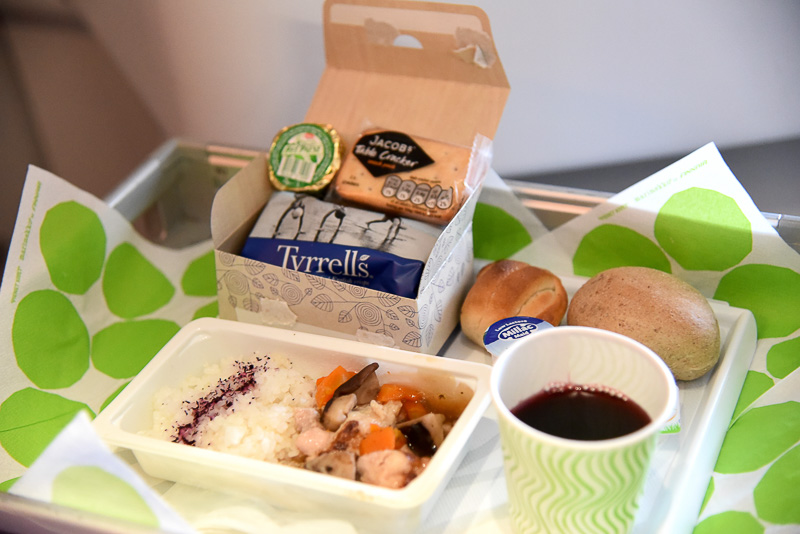 ボックス入りのスナック、ならびにブレッド2種は共通で「和風の餡かけご飯」（写真左）、または「合い挽き肉とマッシュポテトのキャセロール」（写真右）のどちらかを選ぶ