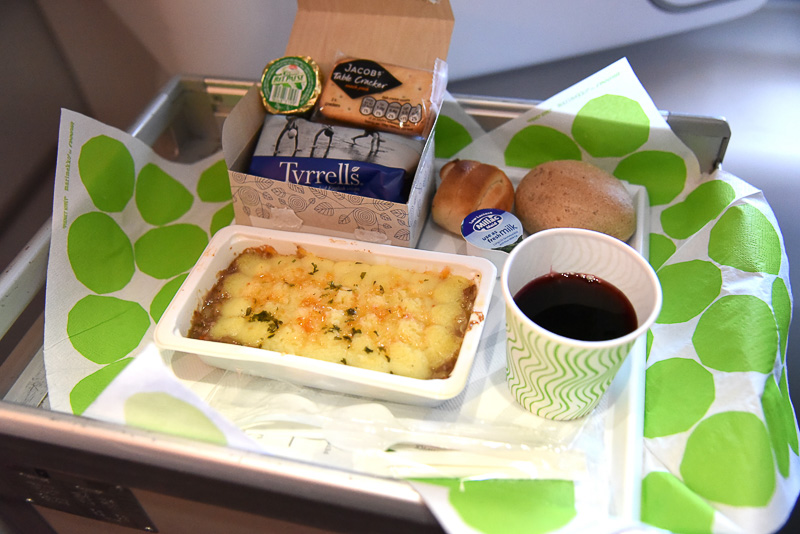 ボックス入りのスナック、ならびにブレッド2種は共通で「和風の餡かけご飯」（写真左）、または「合い挽き肉とマッシュポテトのキャセロール」（写真右）のどちらかを選ぶ