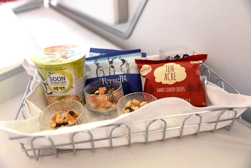 スナックバーには、ポテトチップスやナッツ類などが揃っていた