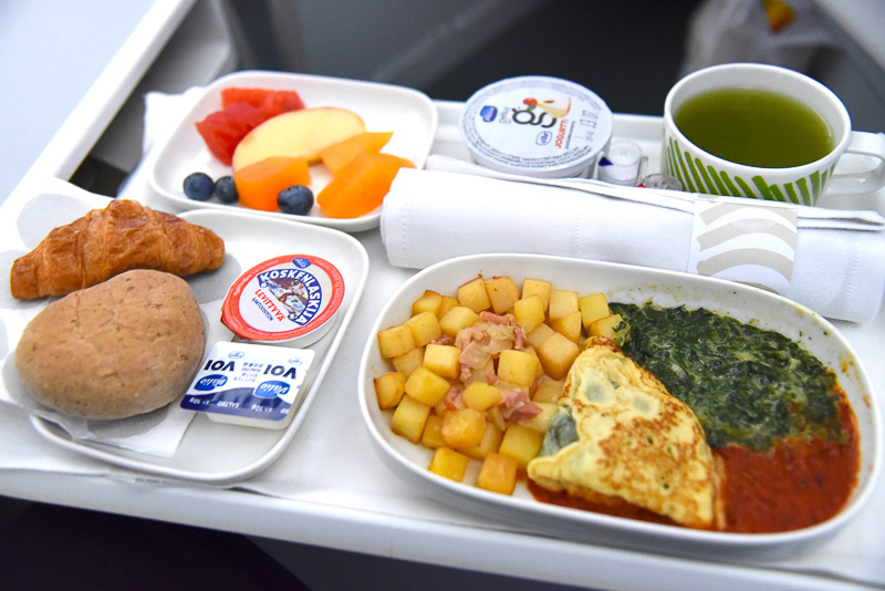 「洋食朝食」の「ほうれん草とリコッタチーズ入りクレープ トマトソース ポテトベーコン」