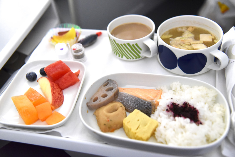 「和風朝食」の「お味噌汁」と「塩鮭、厚焼き玉子、つみれ、蓮根、お漬物、ご飯」