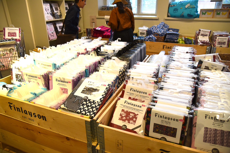 奥の2階のエリアにはお得に購入できるアイテムが並んでいた