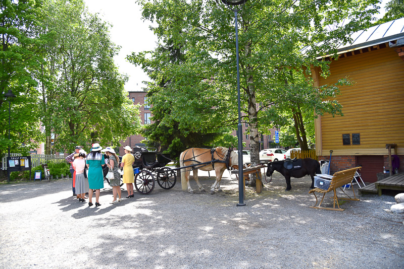 エリア内には馬車乗り場や、愛らしいイラストが目を引く鶏小屋などもある