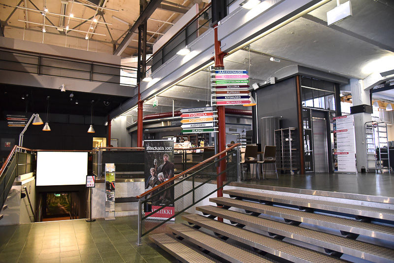 工場だけあり、天井の高さと空間の広さで開放感抜群のエントランス