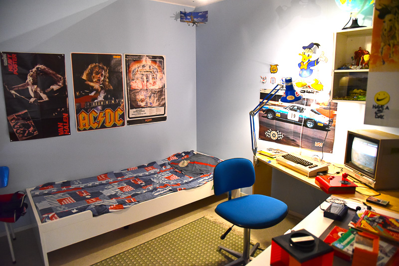 ゲームのある風景や、ゲーマーの部屋を再現。各時代の人気ゲームのプレイが可能