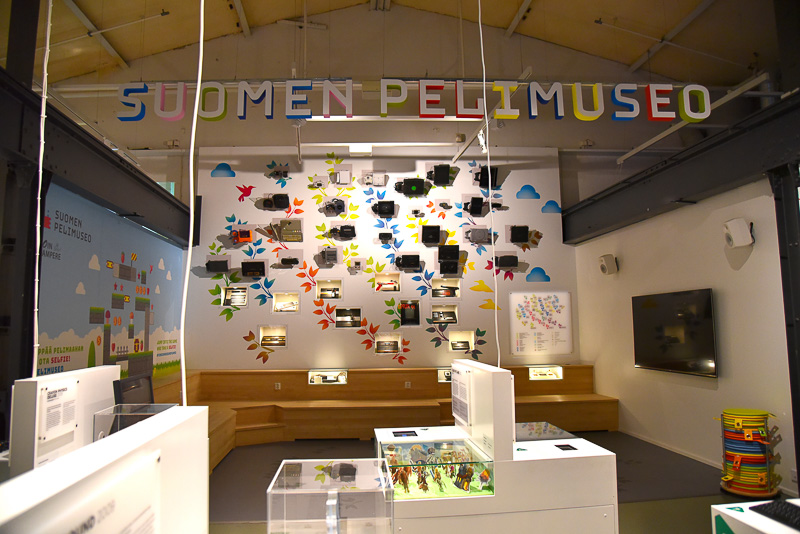 壁には歴代のゲーム機が鎮座。思い出話に花が咲く