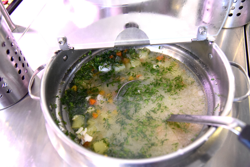 ランチのメインはパイクパーチの旨味たっぷりの煮込みスープ