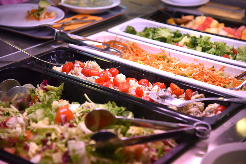野菜や付け合わせなどが並んだビュッフェカウンター