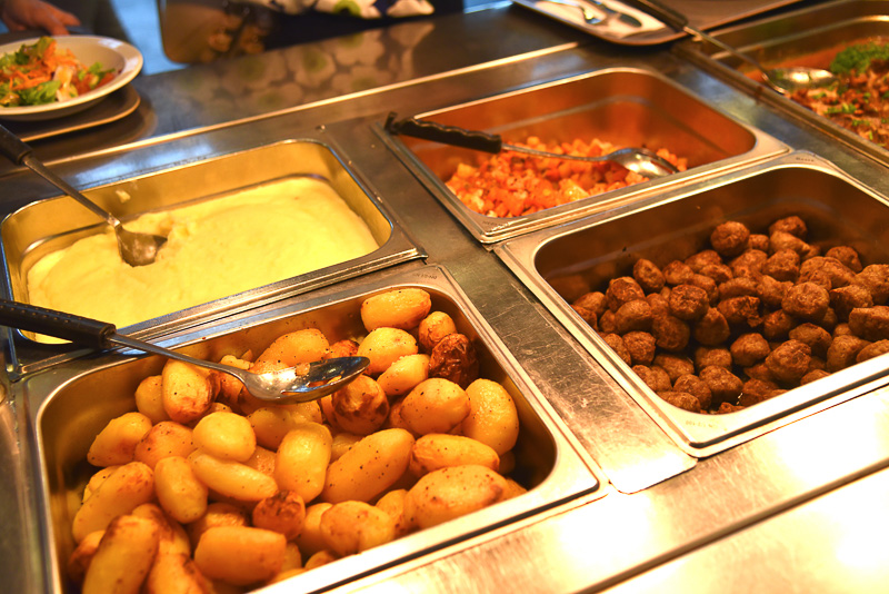 野菜や付け合わせなどが並んだビュッフェカウンター