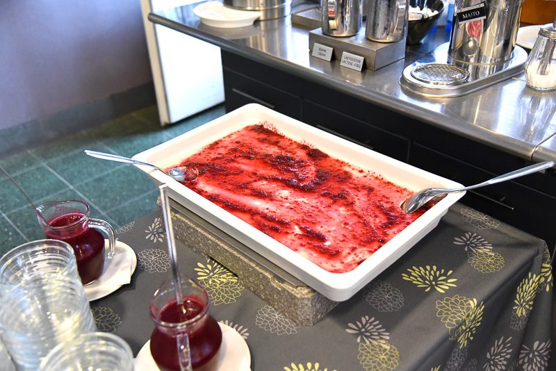 ベリージュースやサワーミルクを用意。デザートのパンナコッタの美味しさは抜群だった